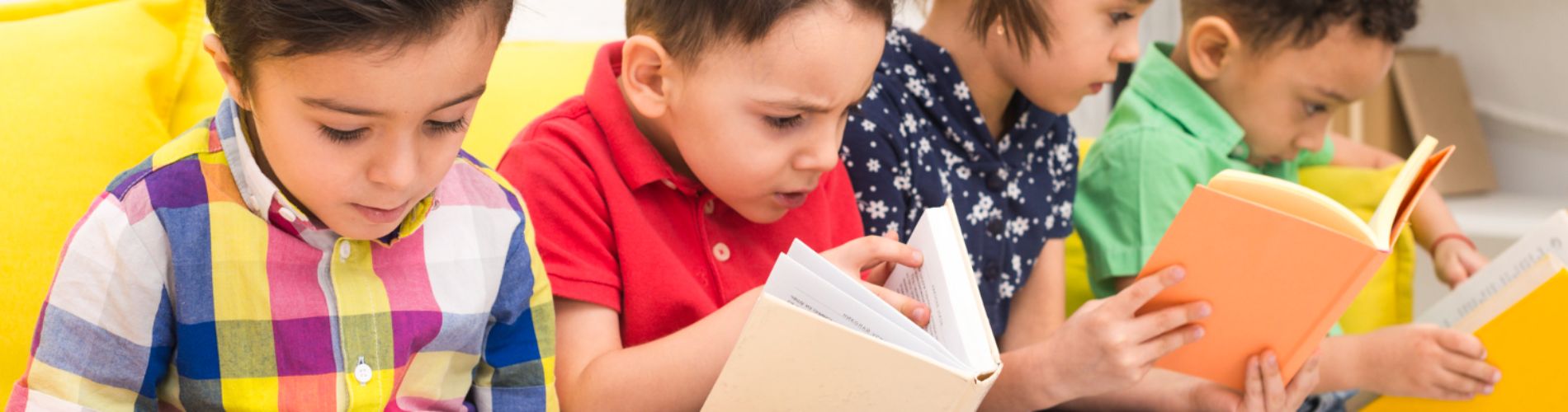 bambini-che-leggono-libri