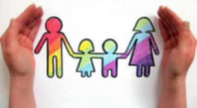 mani che contengono disegno famiglia