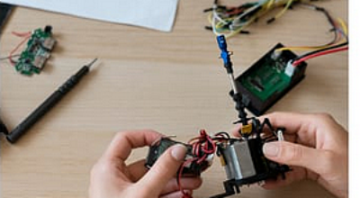 immgine mani che lavorano